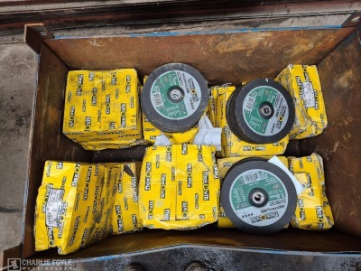 Approx 200 Flexovit General Purpose 7mm Grinding Discs and Steel Stillage - 2