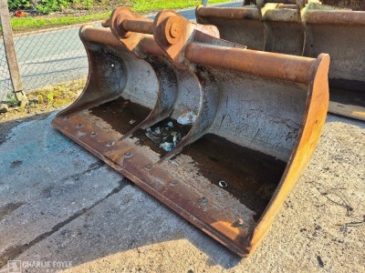 2400mm Ditching Bucket, 90 mm Pins