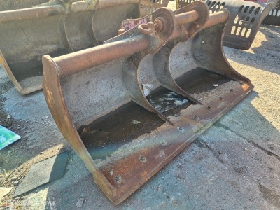 2400mm Ditching Bucket, 90 mm Pins - 4