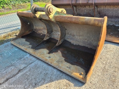 2700mm Ditching Bucket, 100 mm Pins