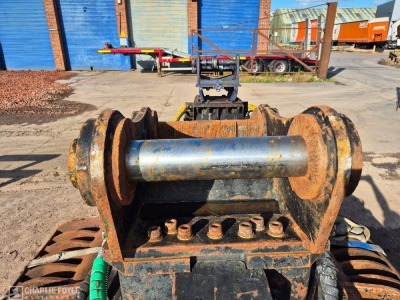 Caterpillar G325B Rotating Selector Grab, 90mm Pins - 12