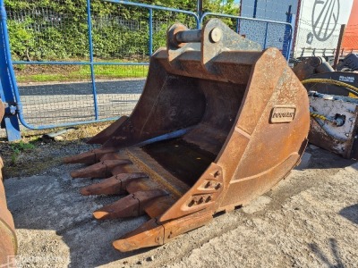 Doosan R2450W1766 1766mm Digging Bucket, 120 mm Pins,