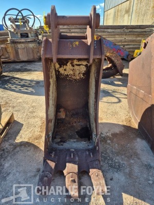 600mm Digging Bucket, 80mm Pins - 2