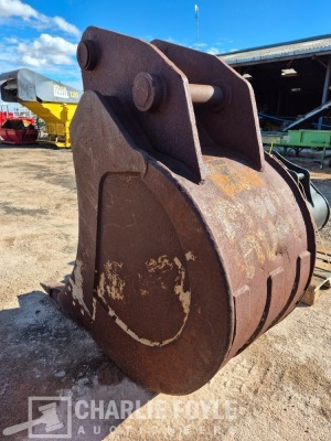 600mm Digging Bucket, 80mm Pins - 10