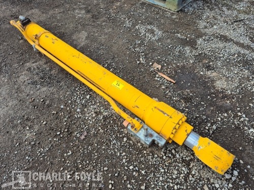 JCB JS130 Boom To Dipper Ram