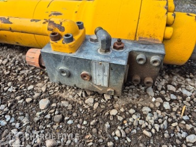 JCB JS130 Boom To Dipper Ram - 7