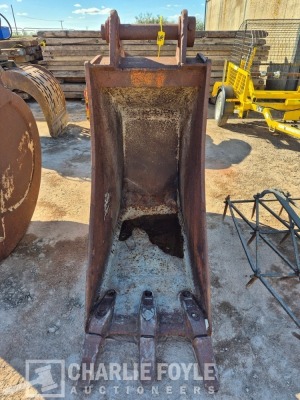 660mm Digging Bucket, 80mm Pins - 2