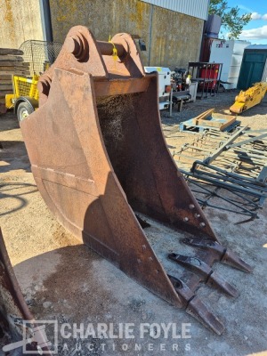 660mm Digging Bucket, 80mm Pins - 6