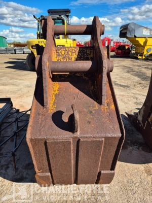 660mm Digging Bucket, 80mm Pins - 8