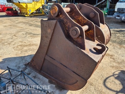 660mm Digging Bucket, 80mm Pins - 10