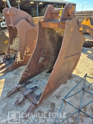 660mm Digging Bucket, 80mm Pins - 11